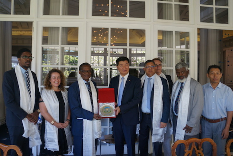 CTA President Dr Lobsang Sangay presenting a memento to Prince Mangosuthu Buthelezi, President and Founder of Inkatha Freedom Party, South Africa upon his arrival. Photo: DIIR/CTA