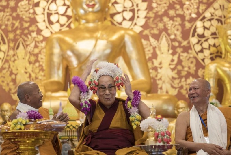 His Holiness the Dalai Lama playfully wearing a garland over his head at the inaugural ceremony of the new Wat Pa Buddhagaya Vanaram Temple, Bodh Gaya, January 25, 2018. Photo: OHHDL