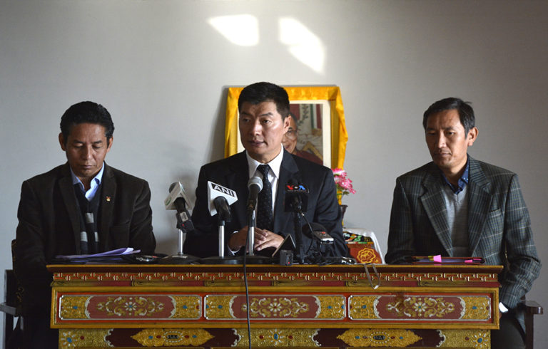 CTA President Dr Lobsang Sangay instructin Tibetans to complete online registration of RC at the press conference on 7 January 2018. Photo: TPI/Chonyi Sangpo