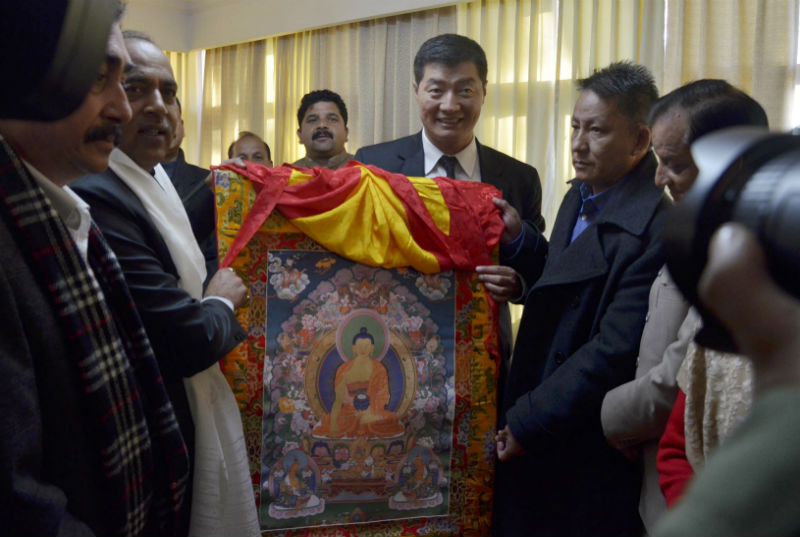 President Dr Lobsang Sangay accompanied by the Finance Kalon Karma Yeshi offering a Tibetan thangka to Shri Jairam Thakur, new chief minister of Himachal Pradesh at the Circuit House in Dharamshala, India on Tuesday morning, January 9, 2018. Photo: TPI/Chonyi Sangpo