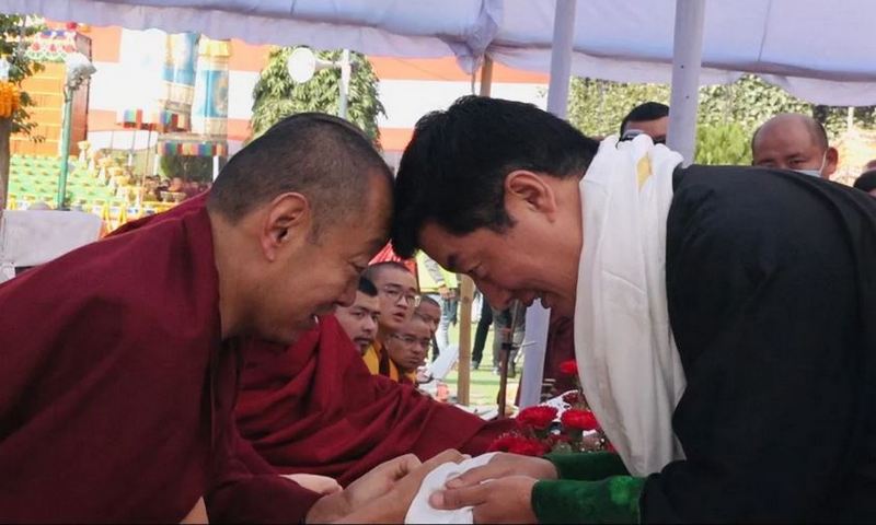 Sikyong greets Minling Khenchen Rinpoche at the Monlam festival.