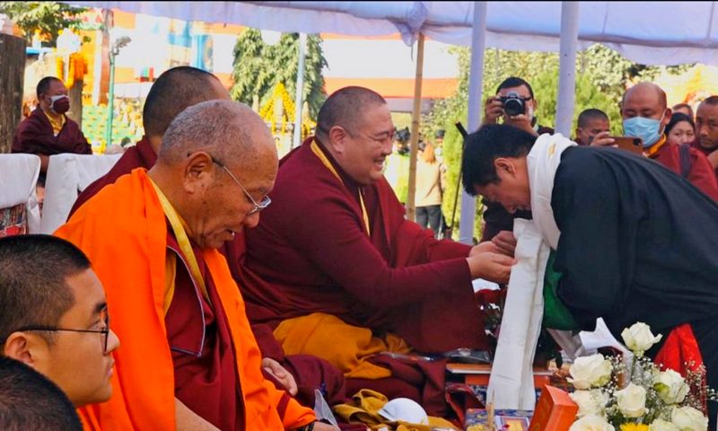 Sikyong greets Shechen Rabjam Rinpoche Jikmé Chökyi Senge at the Nyingma Monlam Festival in Bodh Gaya.