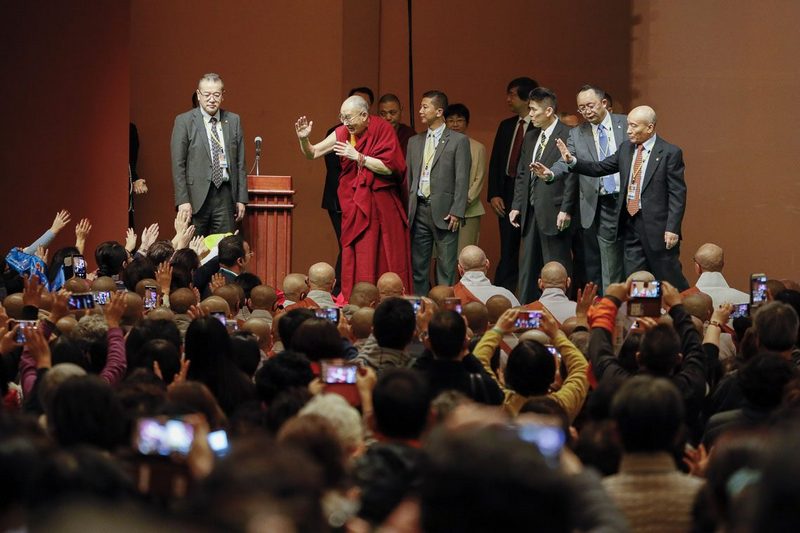 His Holiness the Dalai Lama waving to the audience on his arrival on stage at the Pacifico Yokohama National Convention Hall for a dialogue with scientists in Yokohama on November 16, 2018. Photo by Tenzin Jigme