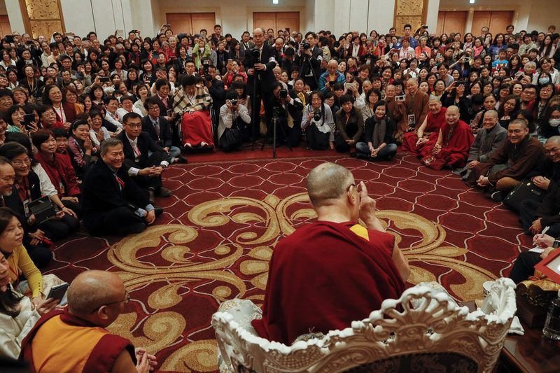 His Holiness the Dalai Lama speaking to a group of Buddhists from Taiwan attending his teachings in Yokohama, Japan on November 16, 2018. Photo by Tenzin Jigme