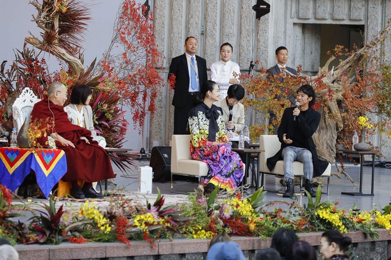 Film director Kenji Kohashi speaking about his experiences relating to Buddhism and Tibet at the start of His Holiness the Dalai Lama's talk at the Hibiya Open-Air Concert Hall in Tokyo, Japan on November 17, 2018. Photo by Tenzin Jigme