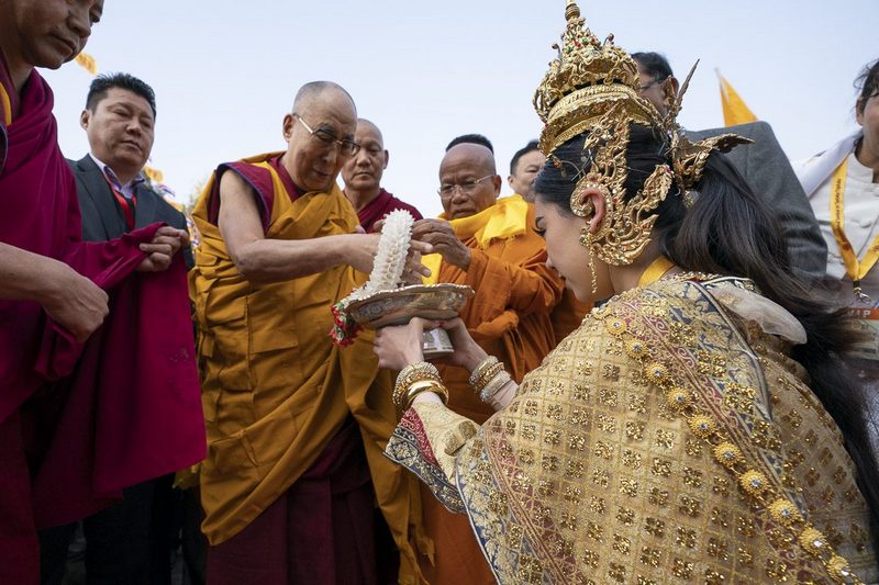 His Holiness the Dalai Lama receiving a traditional welcome on his arrival at the Watpa Temple Complex in Bodhgaya, Bihar, India on December 22, 2018. Photo: Lobsang Tsering