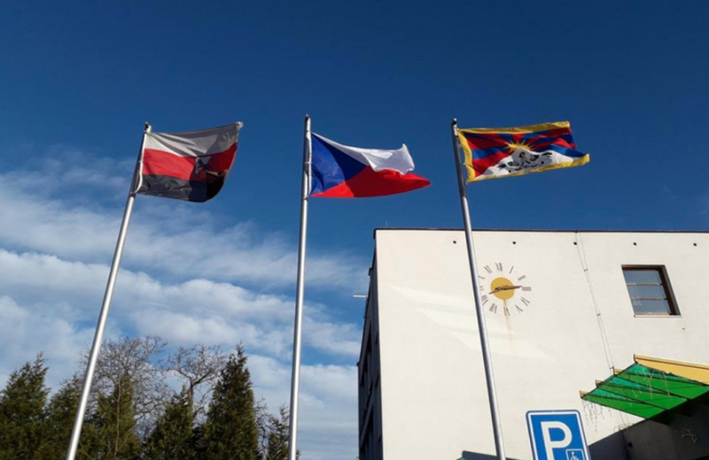 Tibetan flag fluttering in the city of Praha. Photo: Tibet Bureau Geneva