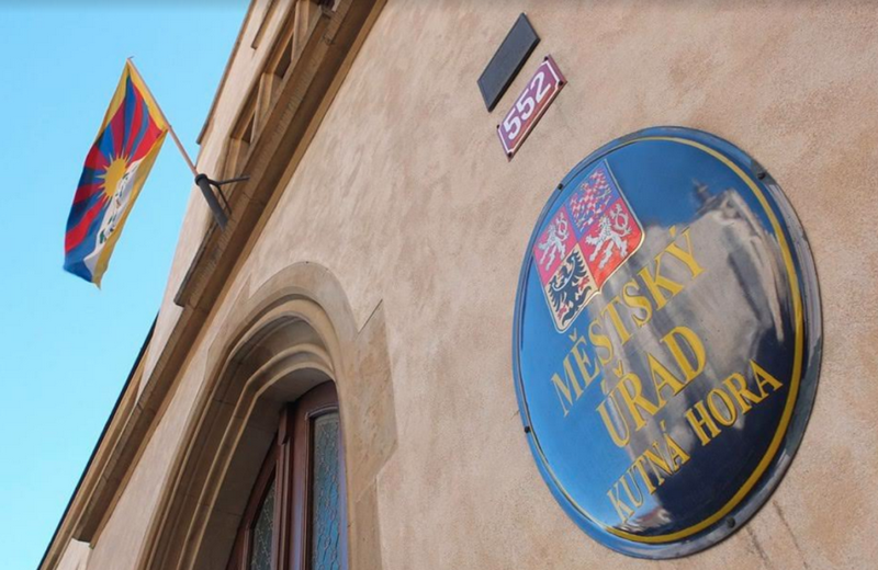 Tibetan flag raised in the city of Kutna Mountain, Czech Republic. Photo: Tibet Bureau Geneva