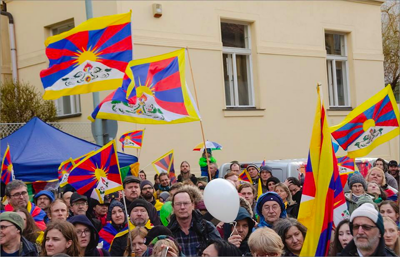 Czech Friends for Tibet raised Tibetan National Flag in front the of Chinese Embassy. Photo: Tibet Bureau Geneva