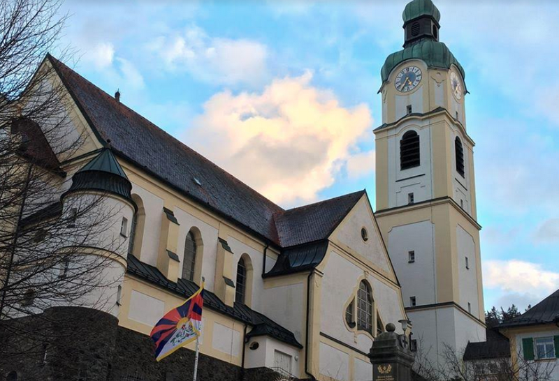 Tibet flag hosted infront of a church in Bayerisch Eisenstein. Photo: Tibet Bureau Geneva