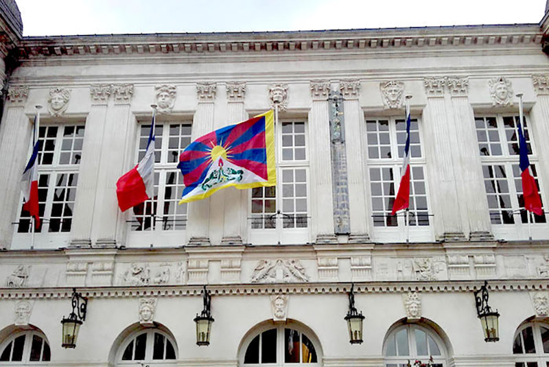 Tibetan flag raised at the town hall of Nantes, France. Photo: Office of Tibet, Brussels